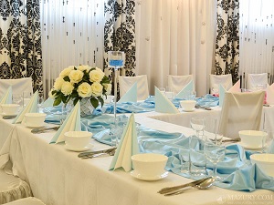 Sala weselna z eleganckimi dekoracjami
